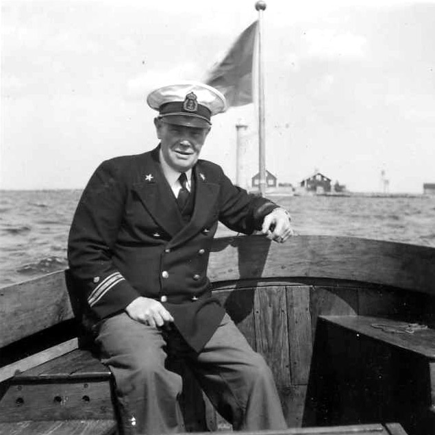 Man som styr en b&aring;t